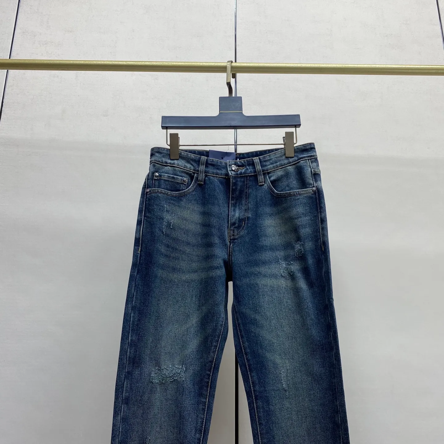 P230. 2025 Autumn and Winter European Counter New Style, Super A Purchasing Level Overseas Trading Company Order Source, Top Original High-end Men's Customized Fashion Slim Small Straight Jeans 999～6 Color: Heavy craftsmanship, fried sand and water, picture color Size: 29-40 Fabric: Denim washed jeans! Luxurious experience. Customer-supplied trade channel. The simple and charming classic trousers are made of customer-supplied denim. The texture is thick, comfortable and breathable. The high-quality tailoring is top-notch, and the overall design is very refined. The cuffing design on the inside and outside is perfect, and the use of poly-strand mechanical needle edge-sealing technology highlights the brand's luxurious inner charm. The brand logo is full and thick, and the chiseled buttons are thick and rigorous, bringing a new fashion taste to this mediocre trousers!  Excipients: Complete with three standards
